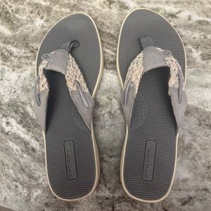 Women's 7.5  Sperry Parrotfish flip flop